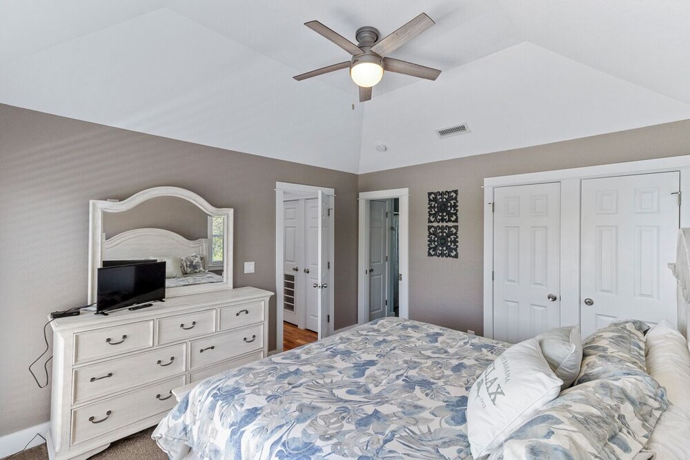 Canalfront 6BR home w/ pool & hot tub on the beautiful 4x4 beaches of