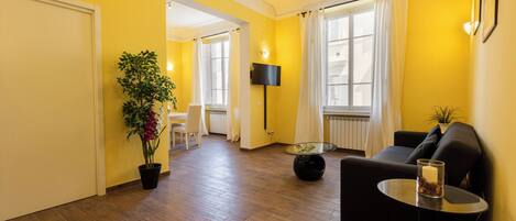 Comfort-Apartment | Wohnbereich | 40-Zoll-Flachbildfernseher mit Digitalempfang