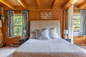 3 bedrooms, desk, iron/ironing board, travel cot - Look to the Mountains: Gunstock Acres Log Cabin (Gilford)