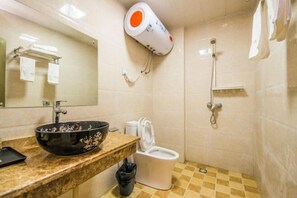 Casa de banho com lavatório, sanita e chuveiro.
