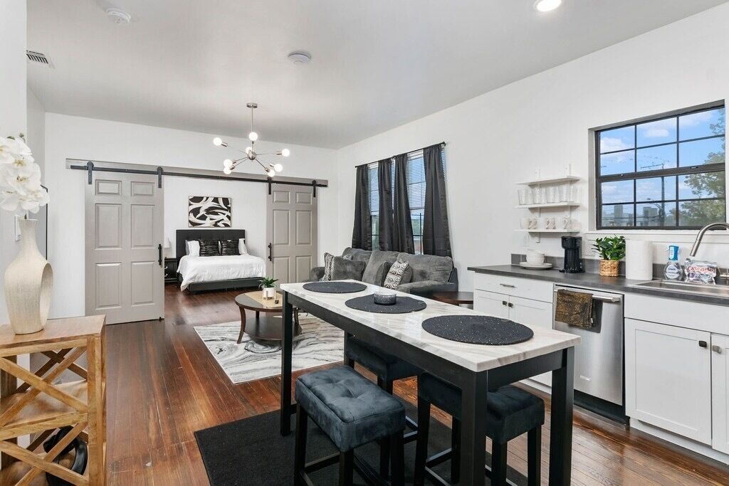 Chic Comforts in Tobin: Near River Walk: Sleeps 6