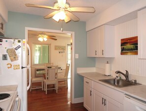 Kjøleskap, ovn, kokeplater og oppvaskmaskin