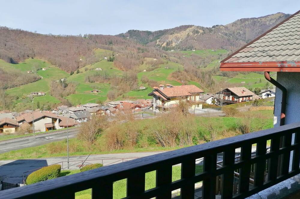 Serina Chalet: Mountain Apartment with Panoramic Terrace, WiFi, and Parking