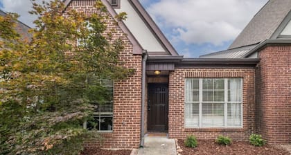 Spacious townhouse near the MET and Finley Center!