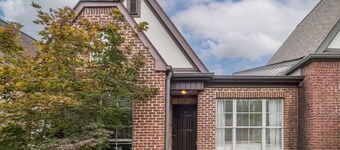 Spacious townhouse near the MET and Finley Center!