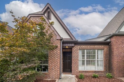 Spacious townhouse near the MET and Finley Center!