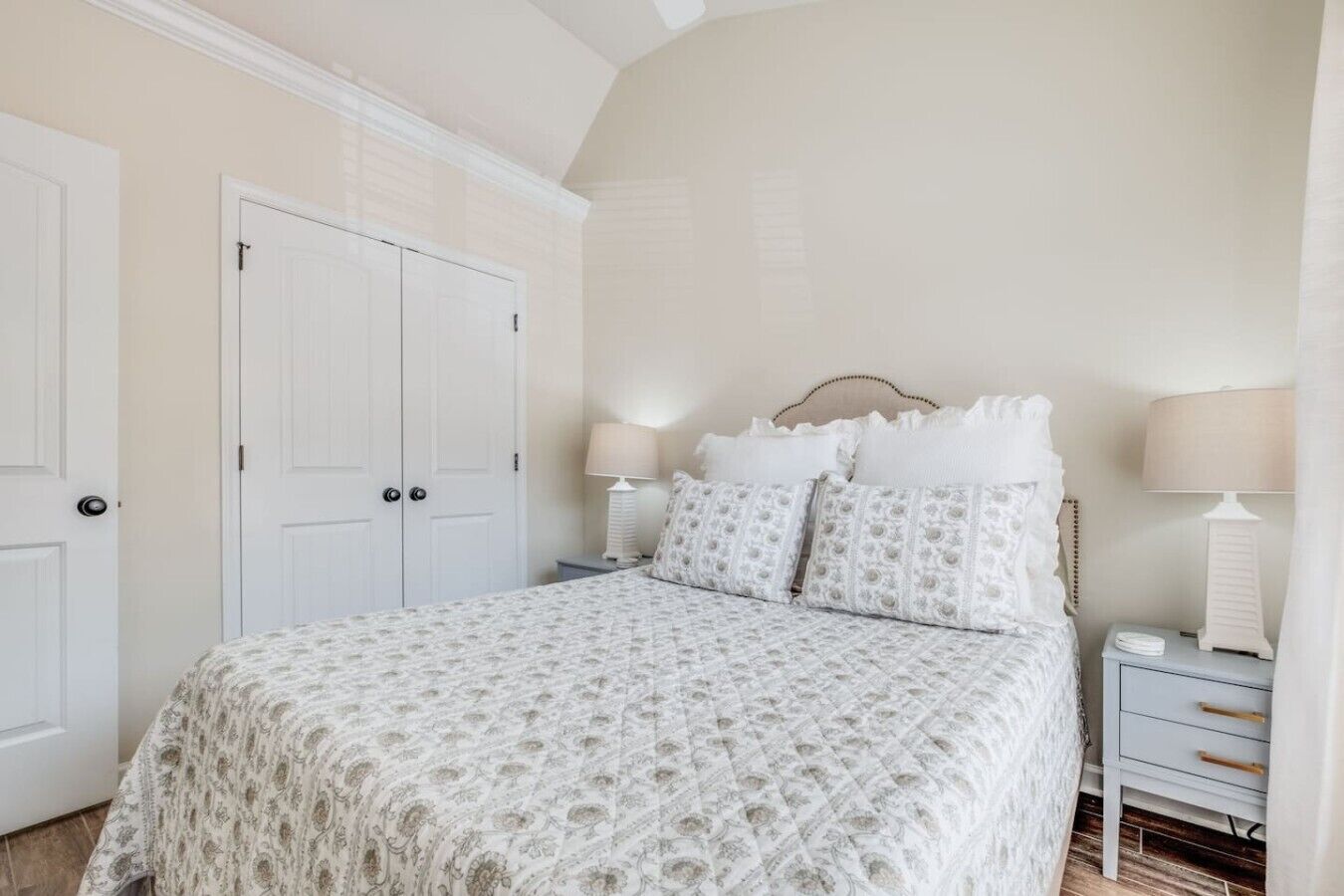 3 bedrooms, desk, iron/ironing board, travel crib