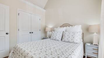 3 bedrooms, desk, iron/ironing board, travel crib