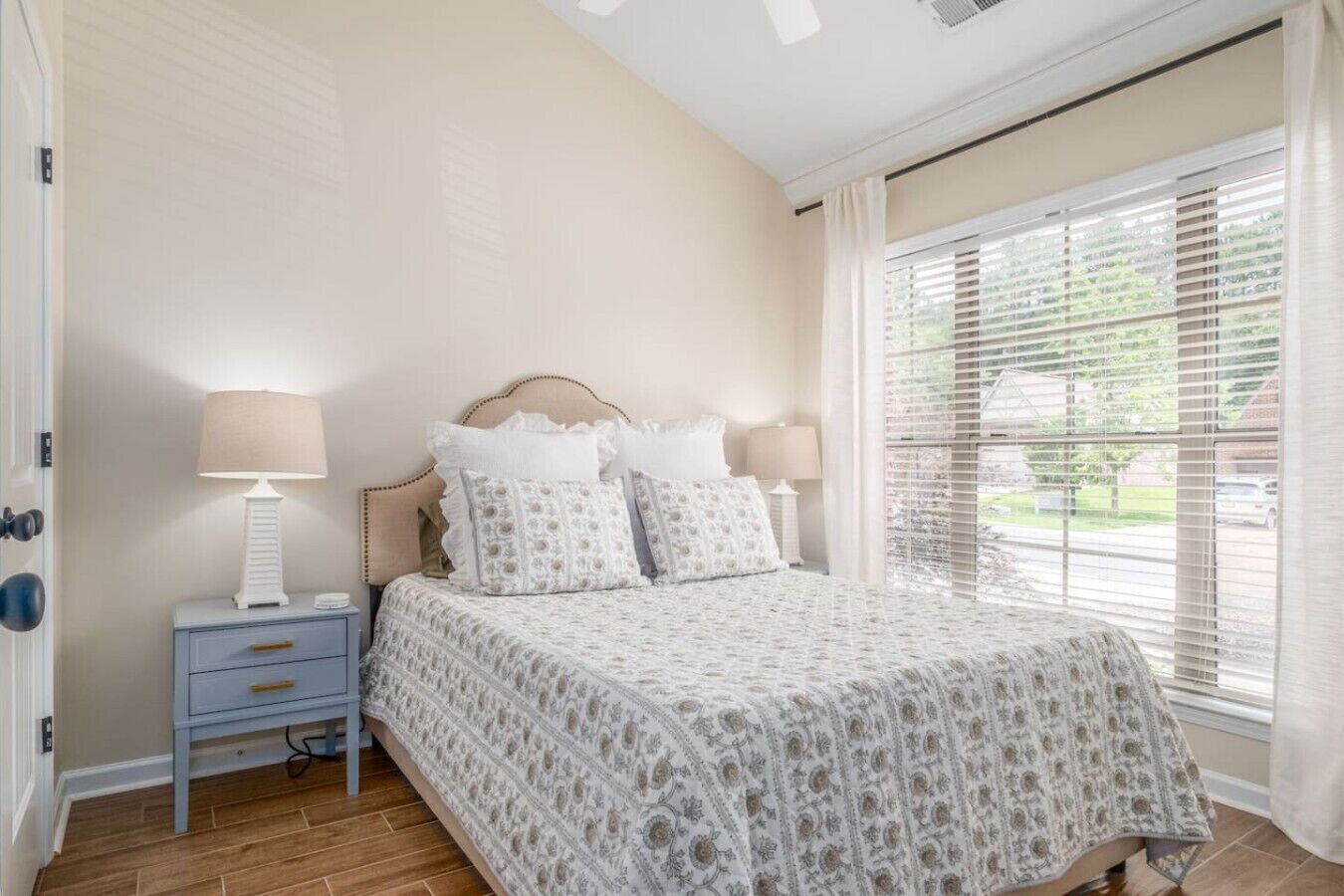 3 bedrooms, desk, iron/ironing board, travel cot
