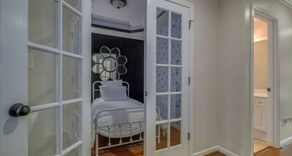 Spacious townhouse near the MET and Finley Center!