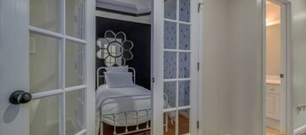 Spacious townhouse near the MET and Finley Center!