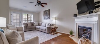 Spacious townhouse near the MET and Finley Center!