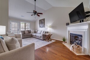 Una Smart TV, una chimenea