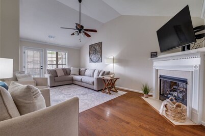 Spacious townhouse near the MET and Finley Center!