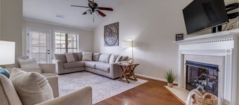 Spacious townhouse near the MET and Finley Center!