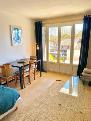 Dining - Charming downtown apartment with balcony and panoramic Cathedral view (Aix-en-Provence)