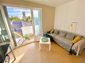 Books - Charming downtown apartment with balcony and panoramic Cathedral view (Aix-en-Provence)