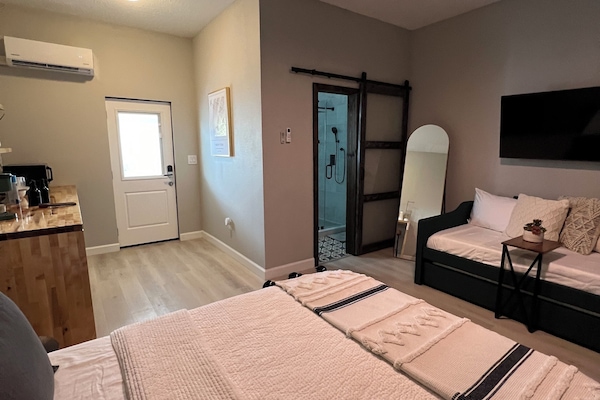 1 soveværelse, pengeskab på værelset, strygejern/strygebræt