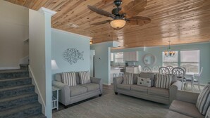 Casa, varias camas (Haven Harbor) | Área de sala de estar