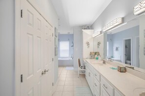 House, Multiple Beds (Blue Laguna) | Bathroom | Free toiletries