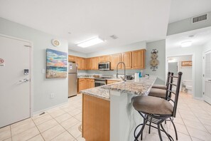Apartamento, varias camas (Navy Cove Harbor 1206) | Cocina privada | Horno