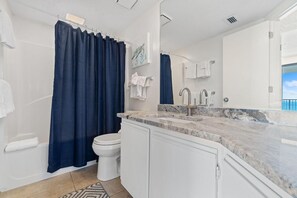 Une salle de bain moderne avec une baignoire, des toilettes et un lavabo.
