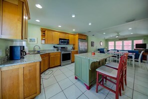 House, Multiple Beds (Sandy Feet Retreat) | Private kitchen - Sandy Feet Retreat (Gulf Shores)