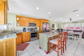 Casa, varias camas (Sandy Feet Retreat) | Cocina privada | Horno 