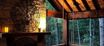 Charming and Cozy Cabin on a Mountainside Outside Eureka Springs