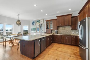 House, Multiple Beds (Lotsa Sand C) | Private kitchen | Oven, toaster