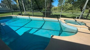 Piscine extérieure, chaises longues
