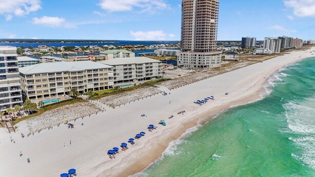 A beachfront hotel with multiple floors, a sandy beach, and a clear view of the ocean. - Marlin Key 4C (Orange Beach)