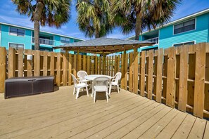 Outdoor dining - Lani Kai 103 (Gulf Shores)