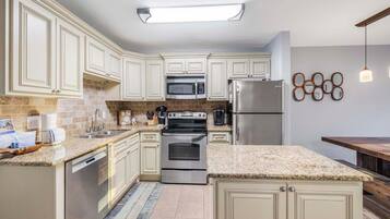 Condo, Multiple Beds (GS Plantation East 1105) | Private kitchen