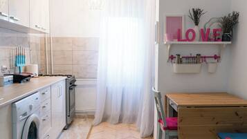 Een koelkast, een oven, een kookplaat, een koffiezetapparaat/waterkoker