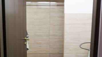 Chuveiro, produtos de toalete grátis, secador de cabelo