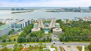 Ein großes Hotel mit Innenhof, umgeben von üppiger Bepflanzung und einer Marina.