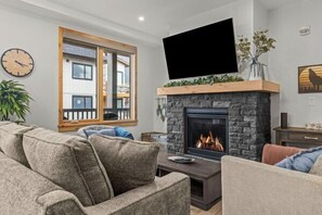 Smart TV, chimenea y estéreo
