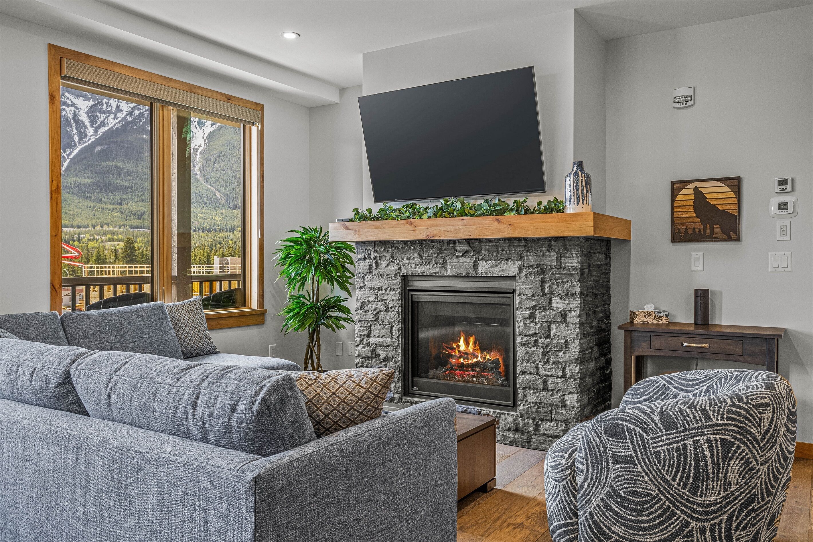 Smart TV, fireplace, stereo