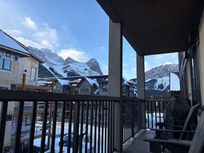 Property grounds - 2BR Luxury • Families • 2 Couples •Hot Tub•Central to Bridgette Bar & Main St. (Canmore)