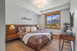 2 bedrooms, iron/ironing board, travel cot, free WiFi - Luxury Mountain Haven • Views • Hot Tub • Central • Bridgette Bar • Main St. (Canmore)
