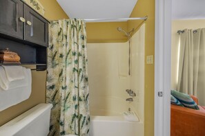 Un baño con ducha, inodoro y lavamanos.