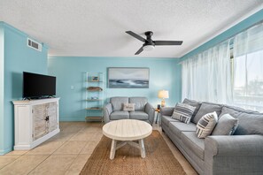 公寓客房, 1 張加大雙人床和 1 張沙發床 (Summer House West B101) | 起居區