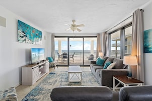 Signature-Apartment, 3 Schlafzimmer, Küche, Strandnähe (Pelican Pointe 506) | Wohnzimmer | 55-Zoll-Smart-TV mit Digitalempfang