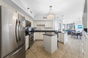 Signature Condo, 3 Bedrooms, Kitchen, Beachfront (Pelican Pointe 506) | Private kitchen | Fridge, microwave, oven, stovetop - Pelican Pointe 506 (Orange Beach)