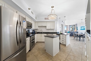 Signature-Apartment, 3 Schlafzimmer, Küche, Strandnähe (Pelican Pointe 506) | Eigene Küche | Kühlschrank, Mikrowelle, Ofen, Herdplatte