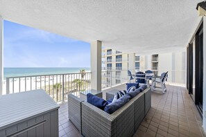 Condo com design assinado, 3 quartos, cozinha, de frente para a praia (Pelican Pointe 506) | Sacada
