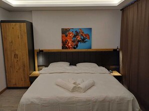 Safe på rommet, lydisolert og wi-fi (inkludert)