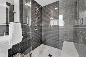 Bruser, hårtørrer, bidet, håndklæder