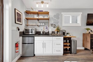 Microwave, coffee/tea maker, toaster, blender